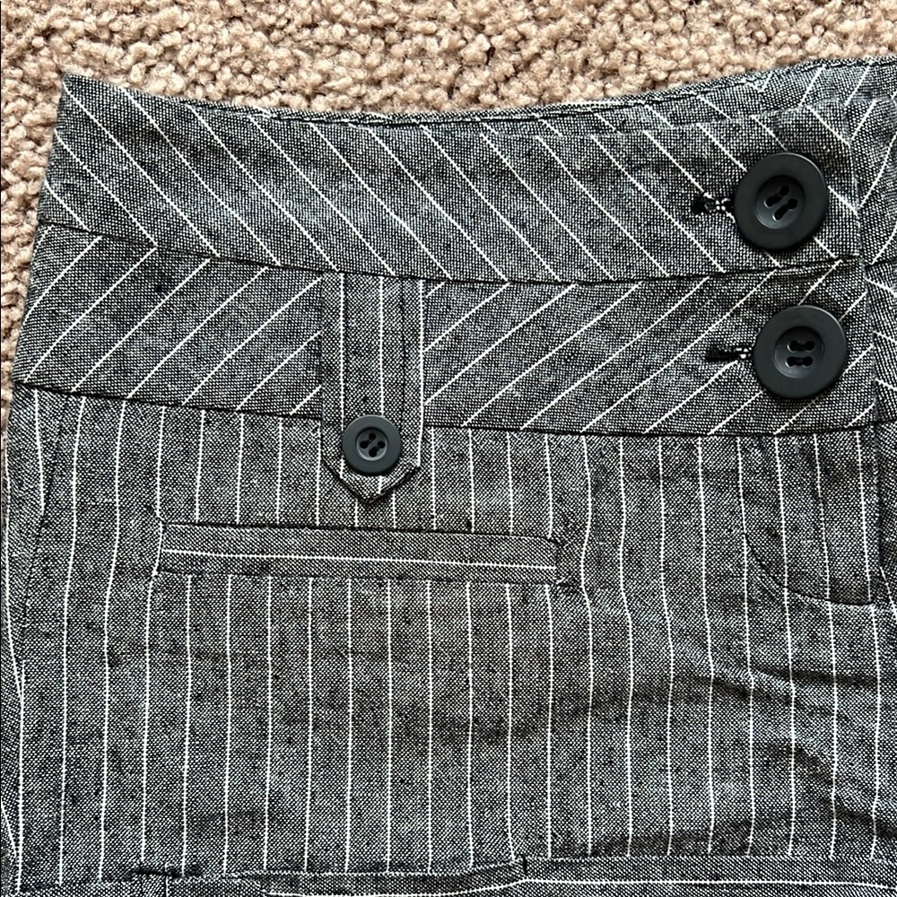 G by Guess Gray pinstriped shorts women’s size 25/0 linen and cotton blend - Picture 2 of 14